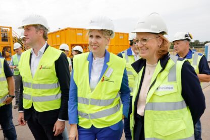 Stephen Clitheroe und Dr. Caroline Foyer-Clitheroe von der Janinhoff Klinkermanufaktur bei der Besichtigung der Dükerung des Dortmund-Ems-Kanals für die Wasserstoffleitung Coesfeld-Rinkerode